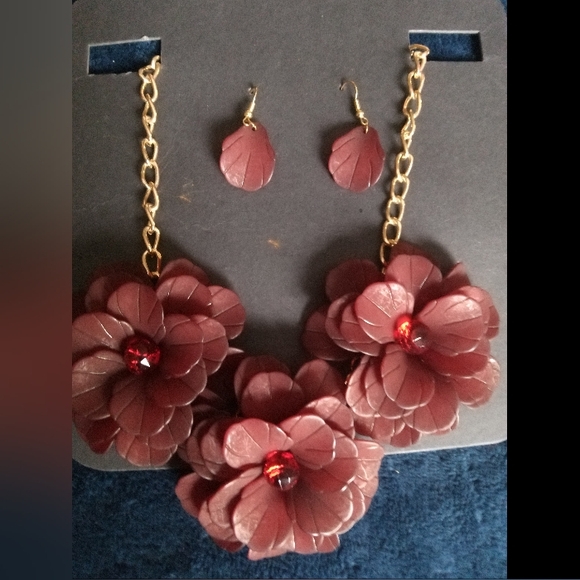 Burgundy Flower Necklace Set - Picture 2 of 2